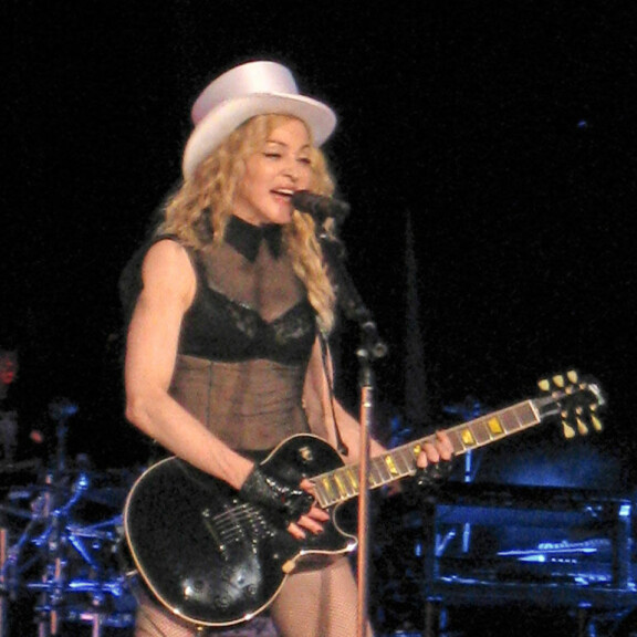 Popdiiva on esiintynyt kahdesti Suomessa. Vuonna 2009 Madonna osti erään helsinkiläisen vaateliikkeen koko mikrosortsivaraston. Popdiiva on esiintynyt kahdesti Suomessa. Vuonna 2009 Madonna osti erään helsinkiläisen vaateliikkeen koko mikrosortsivaraston.