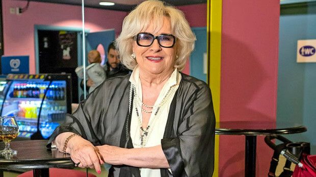 Osti makkaraa! Viihdelegenda Marjatta Leppänen ostoksilla Töölössä – kuva! Marjatta Leppänen kävi kaupassa.