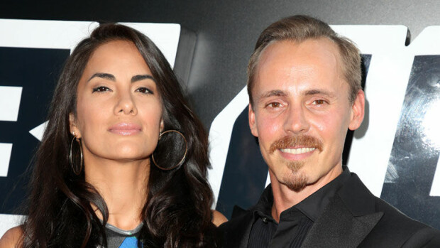 Kääk, Jasper Pääkkönen poseerasi ylpeänä leffansa Losin ensi-illassa - salamavalot paljastivat Alexandra-rakkaan narustringit koko maailmalle! Katso kuvat! Alexandra ja Jasper