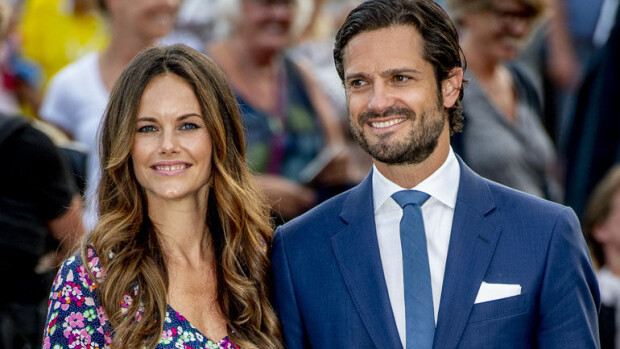 Perheonni kukoistaa! Ruotsin prinssi Carl Philip ja Sofia-vaimo ovat edelleen kuin vastarakastuneita – paljonkertovat lomakuvat! Sofia ja Carl Philip ulkoilivat.