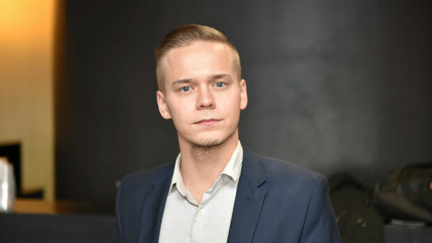 Salkkarit-tähti nautti nuuskasta ja kauniista seuralaisesta Korkeasaaressa – kuva! Petteri Paavola nuuskasi Korkeasaaressa.
