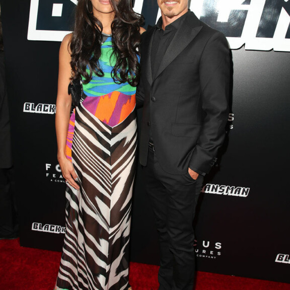 Kääk, Jasper Pääkkönen poseerasi ylpeänä leffansa Losin ensi-illassa - salamavalot paljastivat Alexandra-rakkaan narustringit koko maailmalle! Katso kuvat! Alexandra ja Jasper