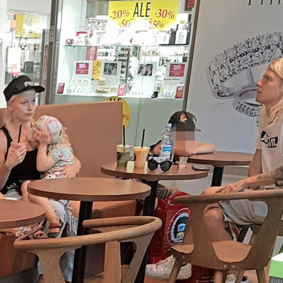 Uusioperheen shoppailupäivä! Laulaja Chisu ja tuottajavelho Jori Sjöroos virkistyivät mehubaarissa – kuva! Chisu ja Jori Sjöroos mehubaarissa.