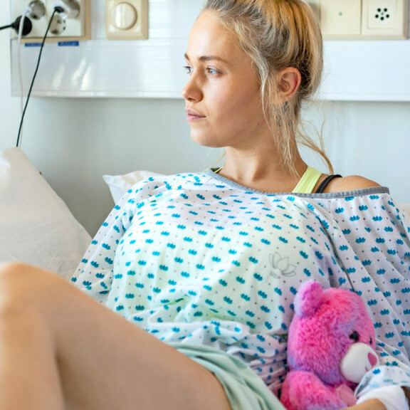 – Minulla on aggressiivisin mahdollinen syöpä. Siinä on kuitenkin se hyvä puoli, että sellaiseen syöpään hoidot tehoavat parhaiten. Se voi olla pelastukseni, Janita kertoo. – Minulla on aggressiivisin mahdollinen syöpä. Siinä on kuitenkin se hyvä puoli, että sellaiseen syöpään hoidot tehoavat parhaiten. Se voi olla pelastukseni, Janita kertoo.