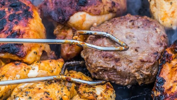 Grillausjohtaja tienaa matkustamalla ja syömällä grilliruokaa! Grilliruoan syömisellä voi tienata.