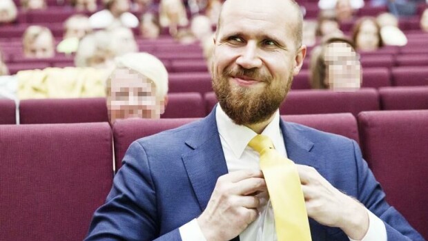 Ohhoh, puoluejohtaja Touko Aallosta julki rohkeita kuvia ruotsalaisella homosivustolla ja somessa: piiskasi miestä homoklubilla ja bailasi ilman paitaa Pride-juhlissa - kuvat! touko