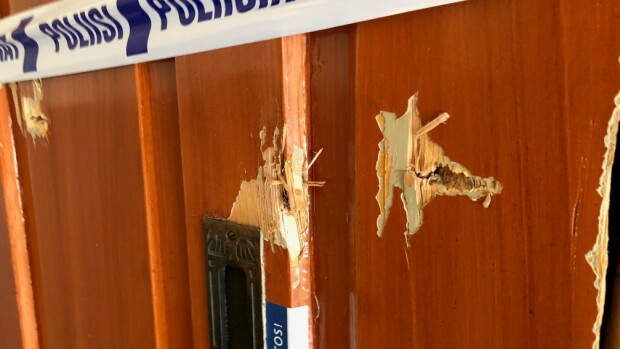 Ovessa luodinreikiä! Kasarmikadulla itsensä ampunut sipoolaisjohtajan murhasta epäilty mies oli uhrin entinen työkaveri ja palkittu reserviupseeri - kuvat epäillyn asunnolta! Ampuminen