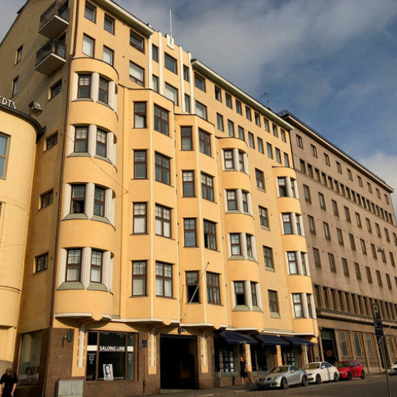 Ovessa luodinreikiä! Kasarmikadulla itsensä ampunut sipoolaisjohtajan murhasta epäilty mies oli uhrin entinen työkaveri ja palkittu reserviupseeri - kuvat epäillyn asunnolta! Sipoo