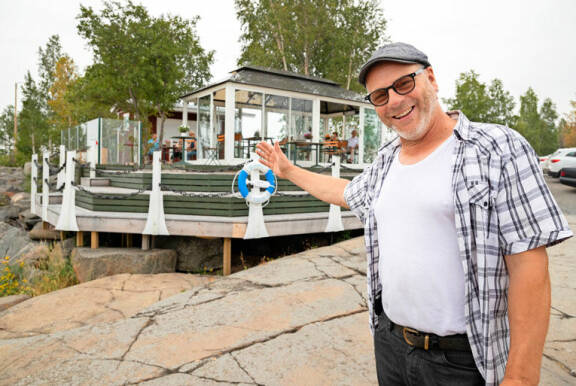 Kari Hakala esitteli kesällä 2018 kahvilaansa Porin Mäntyluodossa.