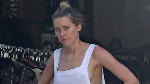 K18-paparazzikuvat: Amber Heard siivosi kotiaan harvinaisen rohkeassa asussa - paljaat rinnat esillä! Amber Heard