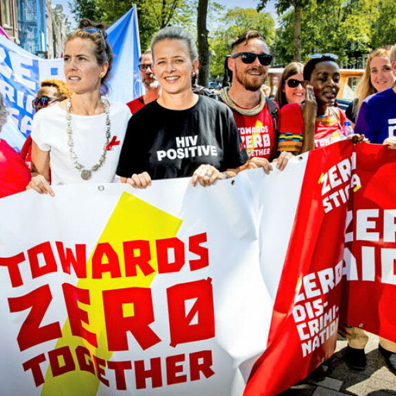 Amsterdamissa järjestetty aids-kulkue keräsi kaduille kosolti väkeä. Amsterdamissa järjestetty aids-kulkue keräsi kaduille kosolti väkeä.