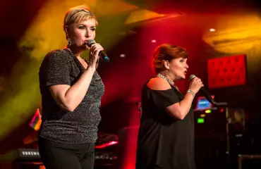 Muistatko? Hanna-Riikka Siitonen nousi yllättäen lavalle Seiskan 25-vuotisjuhlissa, Taikapeilin ainutlaatuinen comeback-keikka jätti laulajasta upean muiston - kuvakooste!