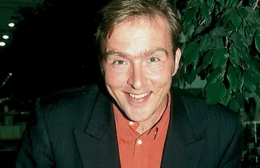 Joel Hallikainen sai järkyttävän puhelun – ampiainen pisti poikaa kurkkuun: Mitä mä nyt teen?!