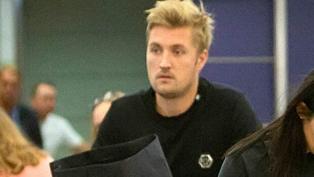 Hangossa riehunut Martina Aitolehden Stefan-rakas hakkasi Ferrarinsa peilit rikki – paljonpuhuvat kuvat Hangosta! Stefan Therman hakasi Ferrarinsa peilit rikki.