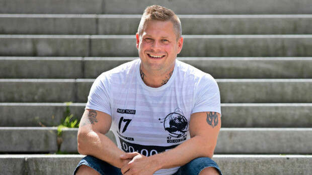 Narkomaanista toimitusjohtajaksi! Sami, 36, istui vuosia vankilassa – tekee nyt yhteistyötä superjulkkisten kanssa! Sami Valonen hoiti NBC:n mediakeskuksen palvelut.