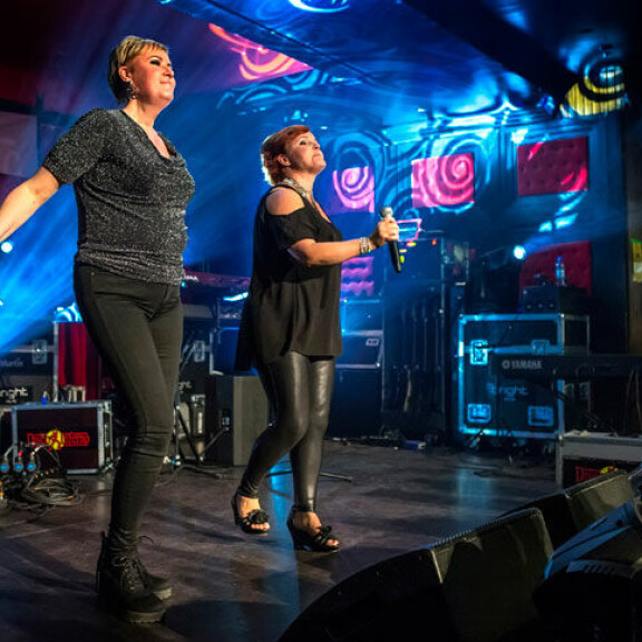 Muistatko? Hanna-Riikka Siitonen nousi yllättäen lavalle Seiskan 25-vuotisjuhlissa, Taikapeilin ainutlaatuinen comeback-keikka jätti laulajasta upean muiston - kuvakooste! Taikapeili