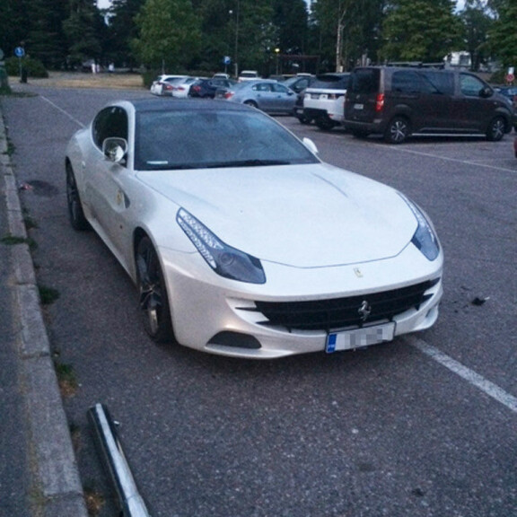 Maassa Ferrarin vieressä näkyy metallinen, pystymallinen tuhkakuppi, jolla Stefan tuhosi autoaan. Maassa Ferrarin vieressä näkyy metallinen, pystymallinen tuhkakuppi, jolla Stefan tuhosi autoaan.