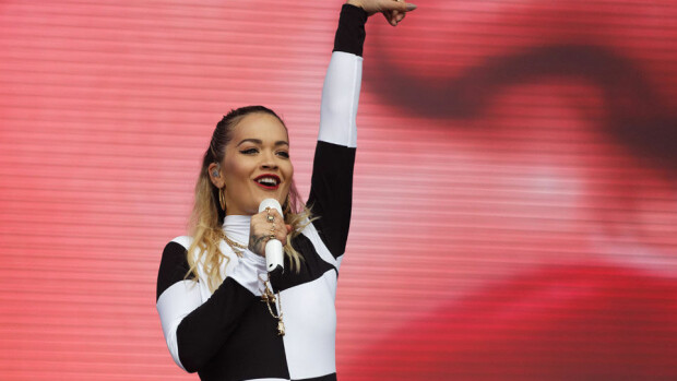 Ohhoh, Rita Ora vilautti paljaat rintansa Instagramissa! 'Ajattelin, ettei tämä olisi sopivaa nähtävää, mutta mitä sitten!' Rita Ora
