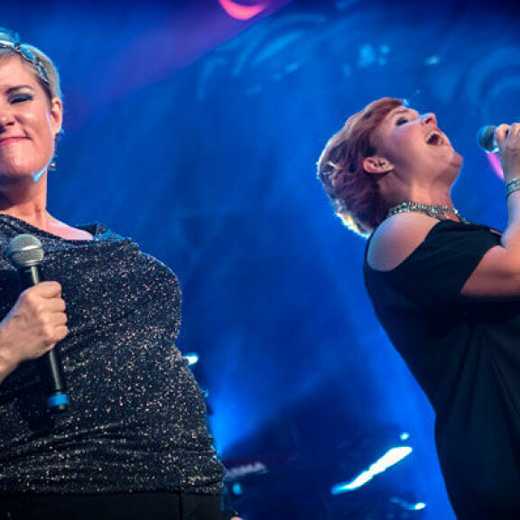 Muistatko? Hanna-Riikka Siitonen nousi yllättäen lavalle Seiskan 25-vuotisjuhlissa, Taikapeilin ainutlaatuinen comeback-keikka jätti laulajasta upean muiston - kuvakooste! Taikapeili