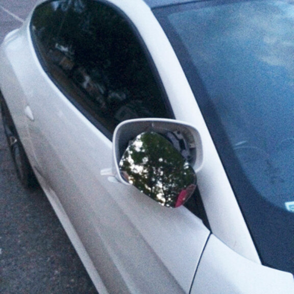 Seiskan lukijat ottivat kuvia autoon tulleista vaurioista vähän tapahtuman jälkeen. Seiskan lukijat ottivat kuvia autoon tulleista vaurioista vähän tapahtuman jälkeen.