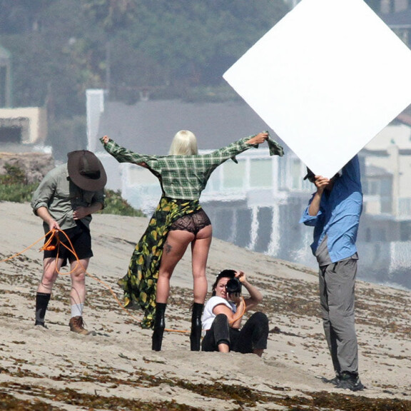 Lady Gaga pyllisteli rannalla valkoisessa mekossa: aalto kasteli ja muutti valokuvaussession pornahtavaksi – kuvat! Lady Gaga