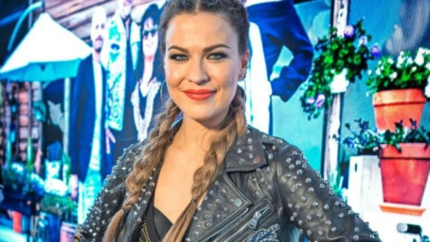 Jenni Vartiaisen festarikeikka sai karmean käänteen - tähtilaulaja loukkaantui kesken keikan! 'Piinaavaa!' jenni