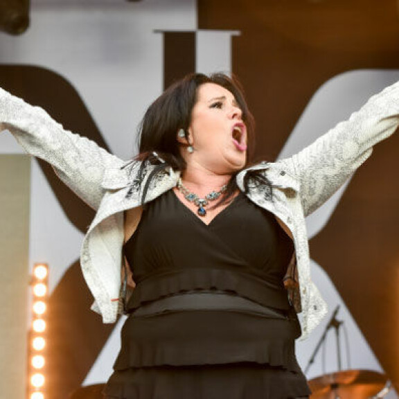 Jenni Vartiaisen festarikeikka sai karmean käänteen - tähtilaulaja loukkaantui kesken keikan! 'Piinaavaa!' kaijakoo