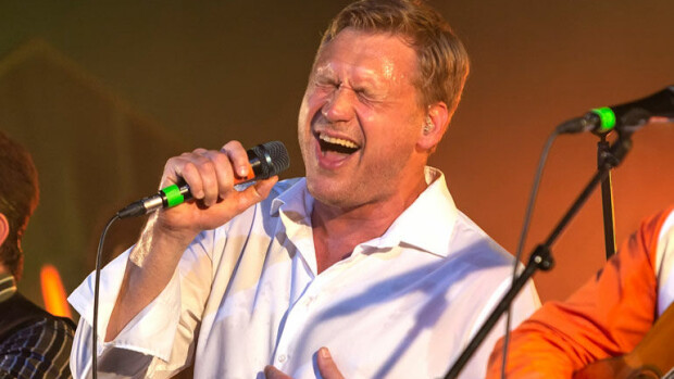 Samuli Edelmannilla riehakkaat synttäribileet Kaivohuoneella: paita repesi kesken illan - kuva! Samuli Edelmannin paita repesi kesken show’n.