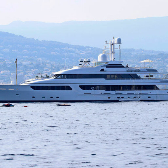 Jösses! Sylvester Stallonen superseksikkäät mallityttäret varastivat huomion perhelomalla Saint-Tropez’ssa – kuumat bikinikuvat! Sylvester Stallonen jahti.