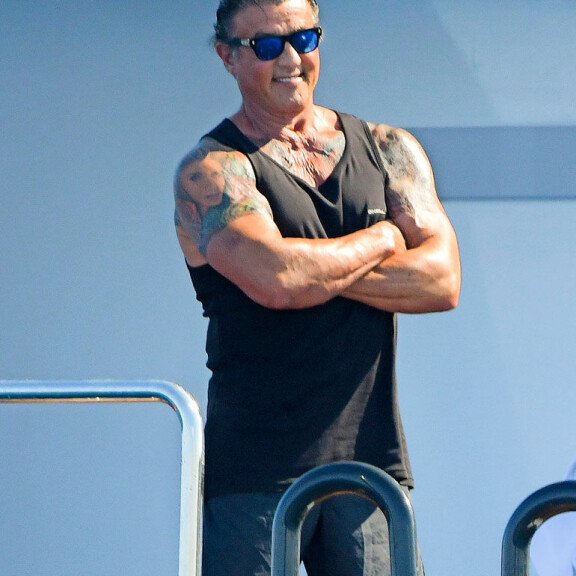 Jösses! Sylvester Stallonen superseksikkäät mallityttäret varastivat huomion perhelomalla Saint-Tropez’ssa – kuumat bikinikuvat! Sylvester Stallone jahdilla.