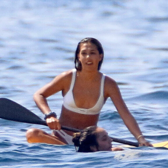 Jösses! Sylvester Stallonen superseksikkäät mallityttäret varastivat huomion perhelomalla Saint-Tropez’ssa – kuumat bikinikuvat! Sistine Stallone suppauslaudalla.