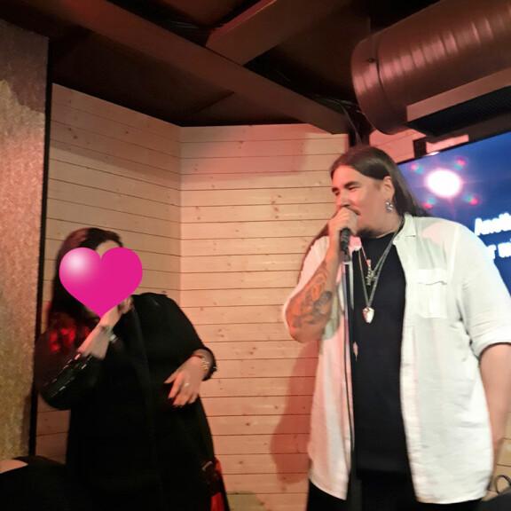 Tuore pari juhlatuulella! The Voice of Finland -voittaja Antti Railio ja uusi rakas hoilasivat karaokea Seinäjoen yössä – kuva! Antti Railio lauloi uuden rakkaansa kanssa.