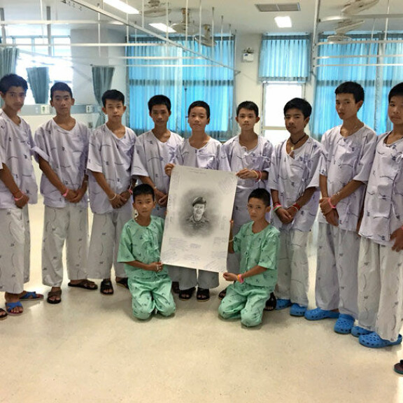 Luolasta pelastetut pojat vietiin sairaalaan eristykseen. Luolasta pelastetut pojat vietiin sairaalaan eristykseen.