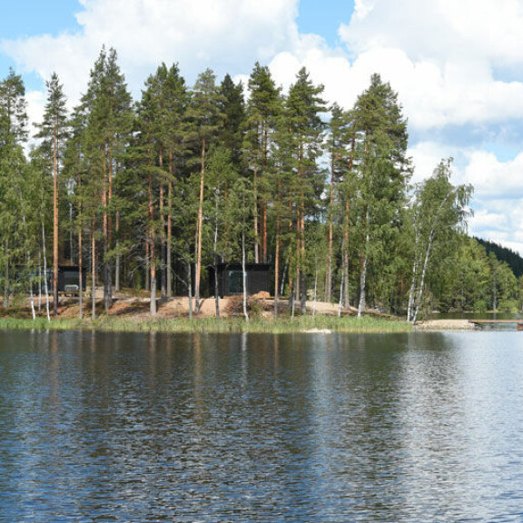 Jari-Matin ja Maisan mökkitontti sijaitsee Saimaalla. Jari-Matin ja Maisan mökkitontti sijaitsee Saimaalla.
