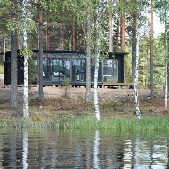 Tyylikkään vierasmajan kruunaa lasitettu terassi, josta aukeaa upeat näköalat järvelle. Tyylikkään vierasmajan kruunaa lasitettu terassi, josta aukeaa upeat näköalat järvelle.