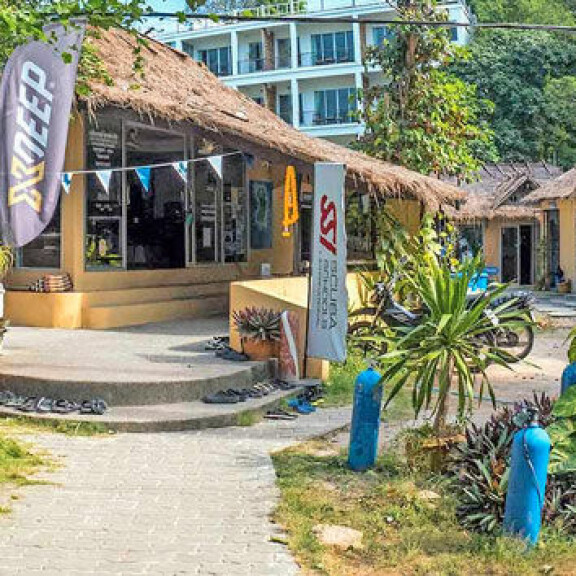 Mikko on ollut jo 18 vuotta osakkaana sukelluskoulussa Thaimaassa. Mikko on ollut jo 18 vuotta osakkaana sukelluskoulussa Thaimaassa.