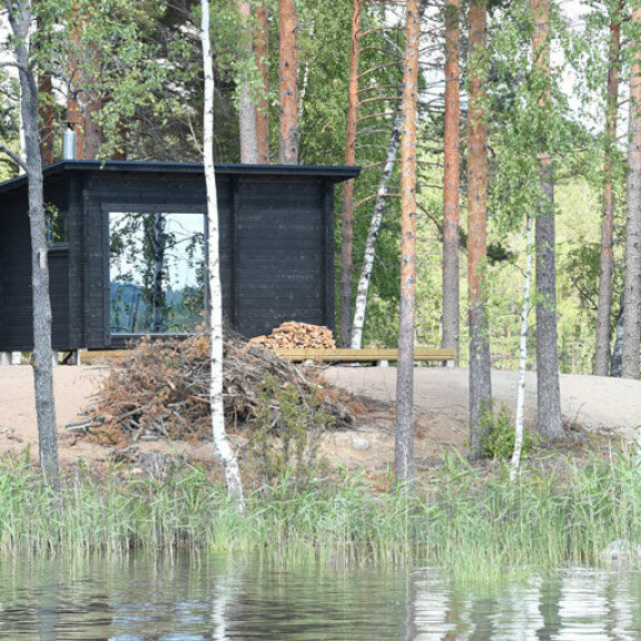 Saunan lauteiltakin voi ihailla järvimaisemia. Saunan lauteiltakin voi ihailla järvimaisemia.