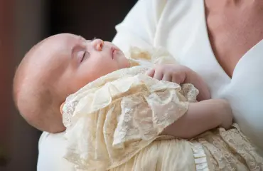 Prinssi Louis'n kastekuvat ihastuttavat - katso herkkä kuva Catherinen äidinrakkaudesta!