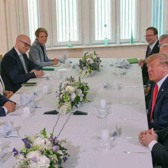 Pääsikö Donald Trumpilta muheva vitsi? Sauli Niinistön ilme kertoo kaiken – katso! Sauli Niinistö ja Donald Trump