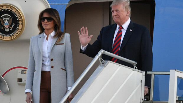 Riitelivätkö Donald ja Melania Trump ennen lentokoneen laskeutumista Helsinkiin? Melania ei peitellyt ärsyyntymistään – kuvat! Melania ja Donald Trump