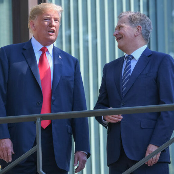 Pääsikö Donald Trumpilta muheva vitsi? Sauli Niinistön ilme kertoo kaiken – katso! Donald Trump ja Sauli Niinistö