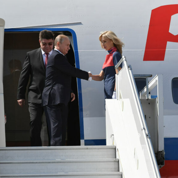 Vladimir Putin saapui Helsinkiin: poistui paikalta nopeasti – kauniille lentoemännälle riitti kuitenkin aikaa! Kuvat! Putin