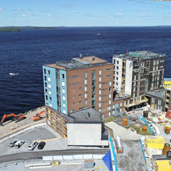 Modernit kerrostalot sijaitsevat aivan Näsijärven tuntumassa. Modernit kerrostalot sijaitsevat aivan Näsijärven tuntumassa.