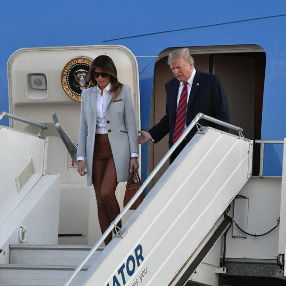 Riitelivätkö Donald ja Melania Trump ennen lentokoneen laskeutumista Helsinkiin? Melania ei peitellyt ärsyyntymistään – kuvat! Melania ja Donald Trump