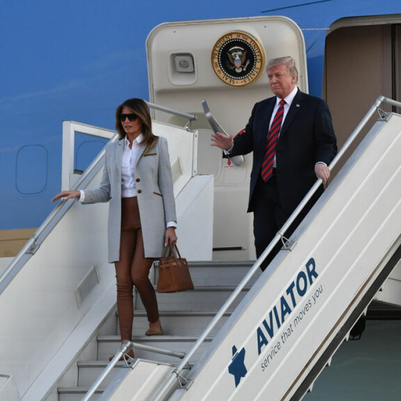 Riitelivätkö Donald ja Melania Trump ennen lentokoneen laskeutumista Helsinkiin? Melania ei peitellyt ärsyyntymistään – kuvat! Melania ja Donald Trump