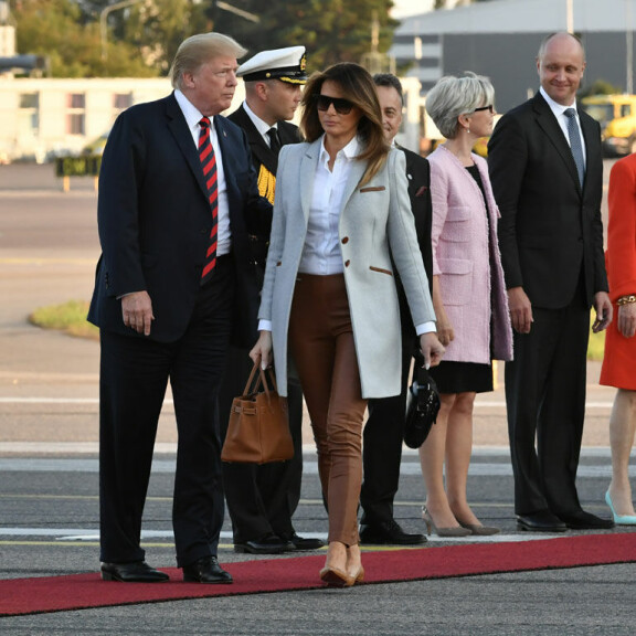 Riitelivätkö Donald ja Melania Trump ennen lentokoneen laskeutumista Helsinkiin? Melania ei peitellyt ärsyyntymistään – kuvat! Melania ja Donald Trump