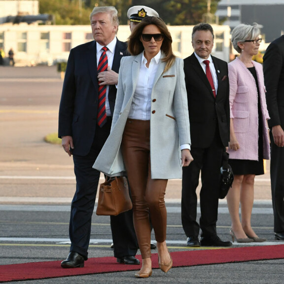 Riitelivätkö Donald ja Melania Trump ennen lentokoneen laskeutumista Helsinkiin? Melania ei peitellyt ärsyyntymistään – kuvat! Melania ja Donald Trump