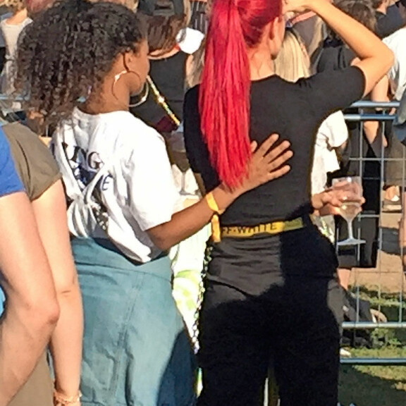 Sanni ja Yasmine seurasivat Alman keikkaa toisiinsa kietoutuneina. Halailun ja keikan katselemisen lomassa Sanni kostutti kurkkuaan viinillä. Sanni ja Yasmine seurasivat Alman keikkaa toisiinsa kietoutuneina. Halailun ja keikan katselemisen lomassa Sanni kostutti kurkkuaan viinillä.