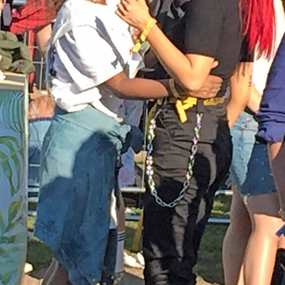 Herkkä halaushetki vapautti kaksikon riemulliseen nauruun. Herkkä halaushetki vapautti kaksikon riemulliseen nauruun.