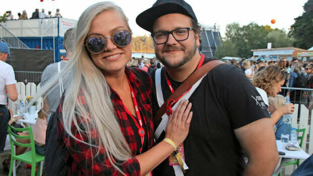 Näyttelijä Kalle Lamberg ja Maria-rakas festarihumussa: Häät tulossa! Kalle Lamberg ja Maria-kihlattu Ruisrockissa.